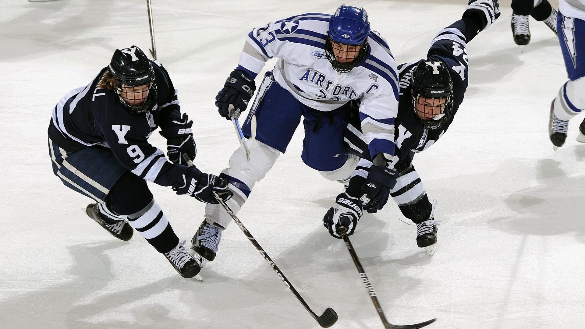 爱游戏娱乐-“VAR系统首次应用引发争议——高科技裁判能否实现真正的判罚公平？”
